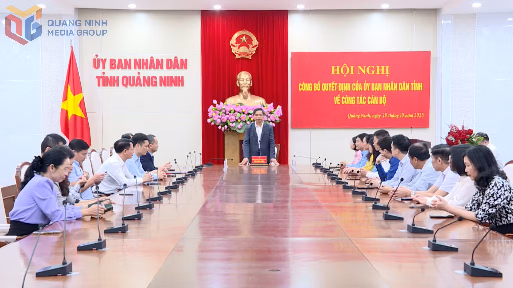 Đồng chí Vũ Văn Diện, Ủy viên Ban Thường vụ Tỉnh ủy, Phó Chủ tịch Thường trực UBND tỉnh chủ trì và trao quyết định. 