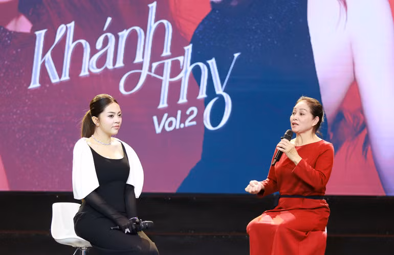 Nghệ sĩ Nhân dân Hà Thủy và học trò Khánh Thy tại lễ ra mắt album thứ hai của cô.