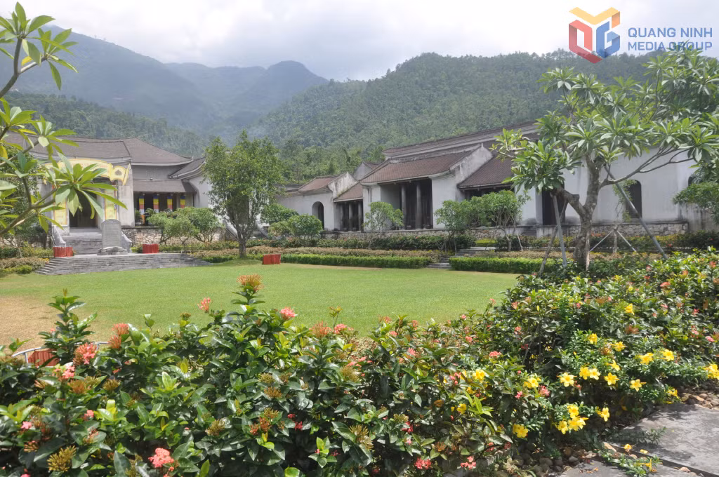 Mùa hè và kéo dài tới cuối thu, cảnh sắc nơi đây xanh tươi hơn bao giờ hết.