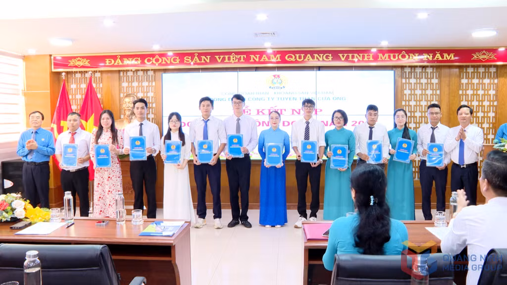 Công đoàn Công ty Tuyển than Cửa Ông tổ chức kết nạp 12 đoàn viên công đoàn. 
