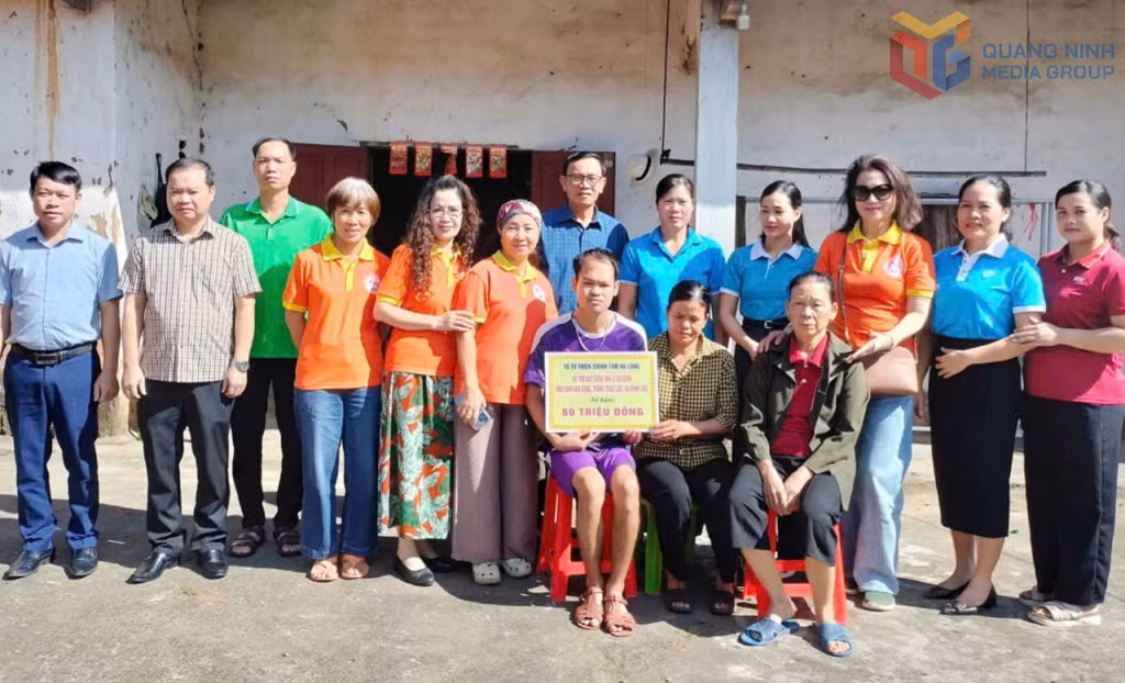 Tổ Từ thiện Chính Tâm Hạ Long trao 60 triệu đồng cho hộ gia đình ông Cam Văn Vinh ở thôn Tùng Cầu (xã Bình Liêu) xây dựng ngôi nhà mới.