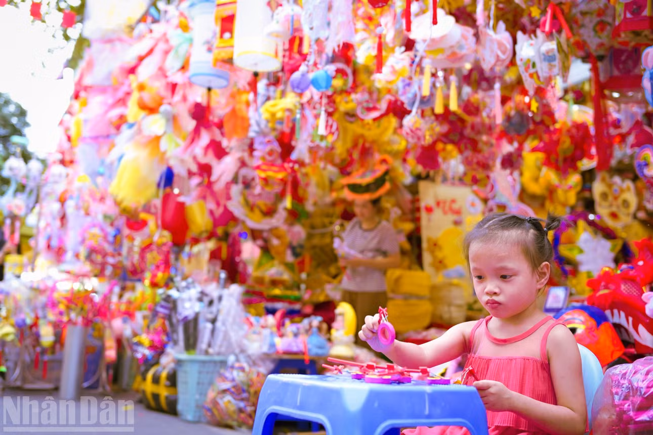 Em nhỏ say mê với món đồ chơi trống bỏi truyền thống tại một cửa hàng trên phố Hàng Mã. Những món đồ chơi truyền thống vẫn là lựa chọn hàng đầu, bởi chúng vừa thân thiện, vừa an toàn, giúp trẻ hiểu và yêu thêm các giá trị truyền thống của dân tộc.