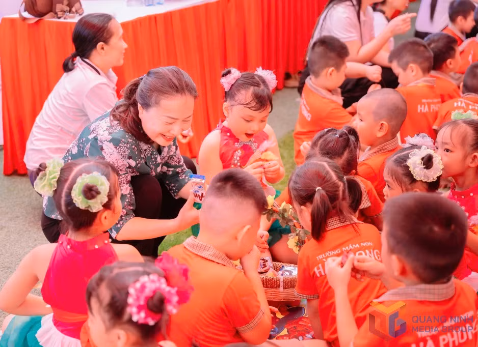 Đồng chí Vi Ngọc Bích, Ủy viên Ban Thường vụ, Trưởng Ban Tổ chức Tỉnh ủy vui trung thu cùng các cháu thiếu nhi Trường Mầm non Hà Phong.