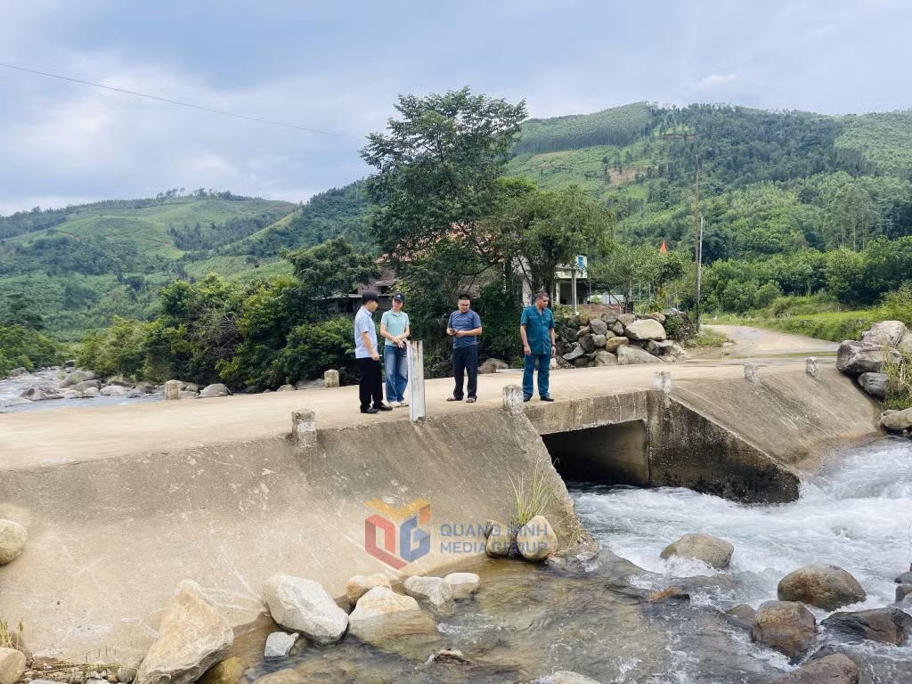 Tại những vị trí ngầm tràn, xã đã căng dây, đặt trạm gác, tuyệt đối cấm người và phương tiện qua lại khi nước dâng cao.