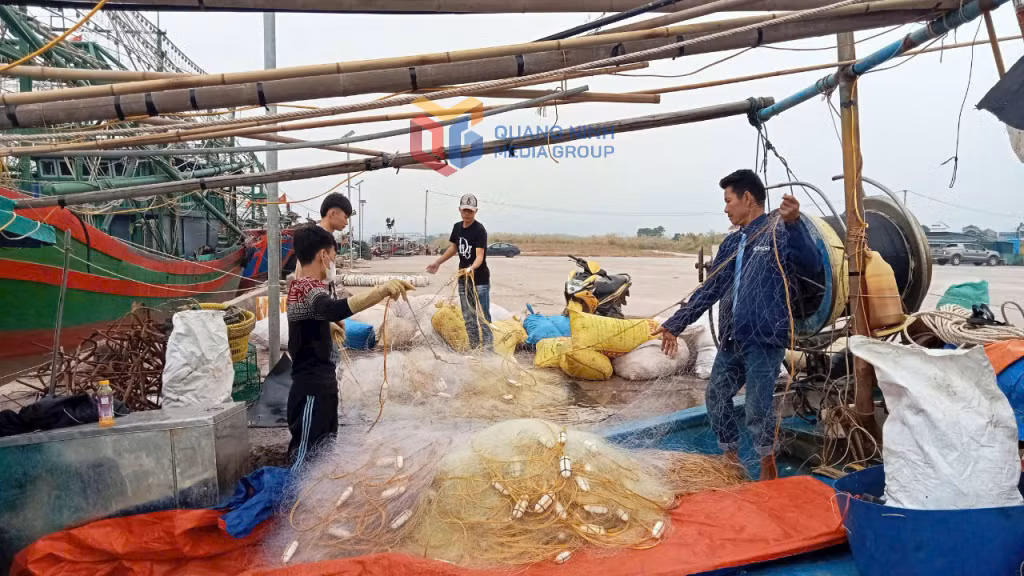 Ngư dân xã Đường Hoa chuẩn bị ngư lưới cụ cho chuyến ra khơi