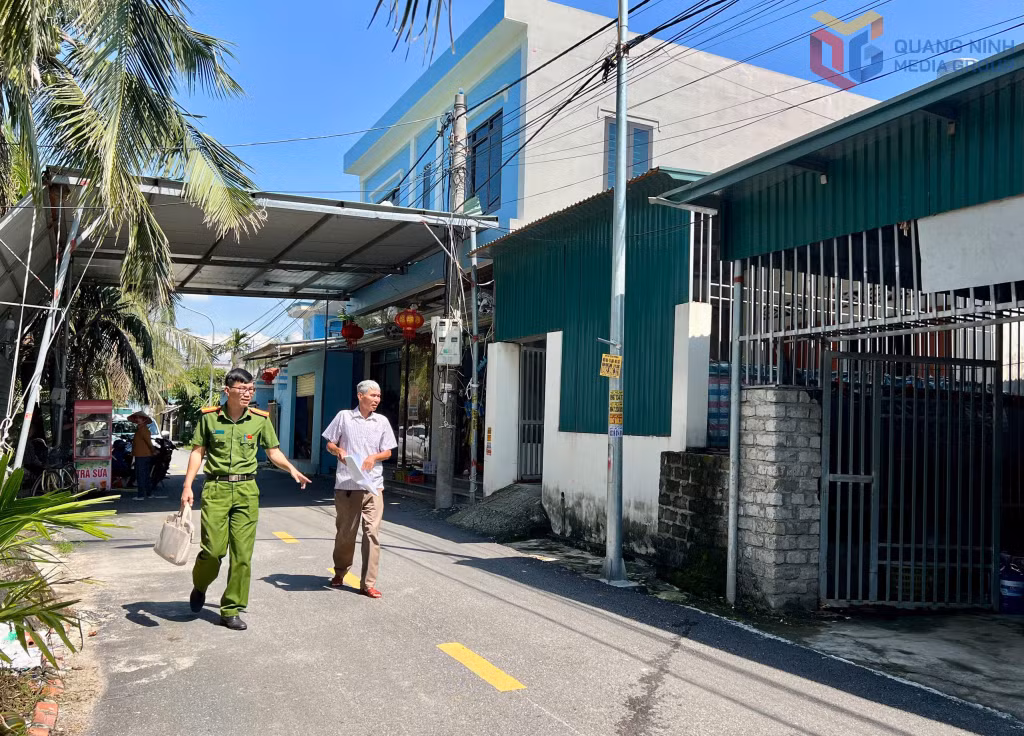 Cảnh sát khu vực (Công an phường Liên Hòa) phối hợp với đại diện khu phố rà soát dân cư.