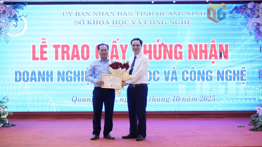 Lãnh đạo Sở KH&amp;CN trao Giấy chứng nhận doanh nghiệp KH&amp;CN cho Công ty CP Thủy sản Quảng Ninh.