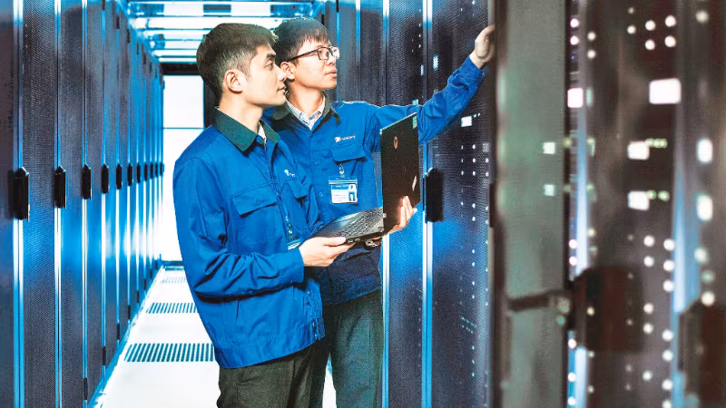 Kỹ thuật viên VNPT kiểm tra thiết bị tại trung tâm dữ liệu.