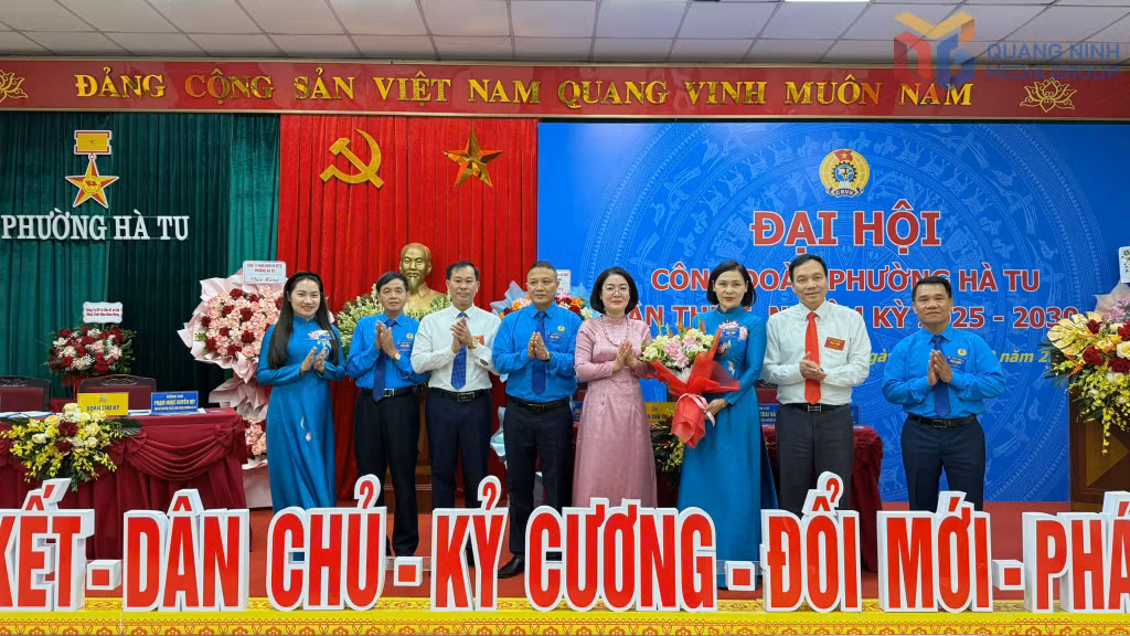 Lãnh đạo phường Hà Tu tặng hoa chúc mừng BCH Công đoàn phường Hà Tu mới.