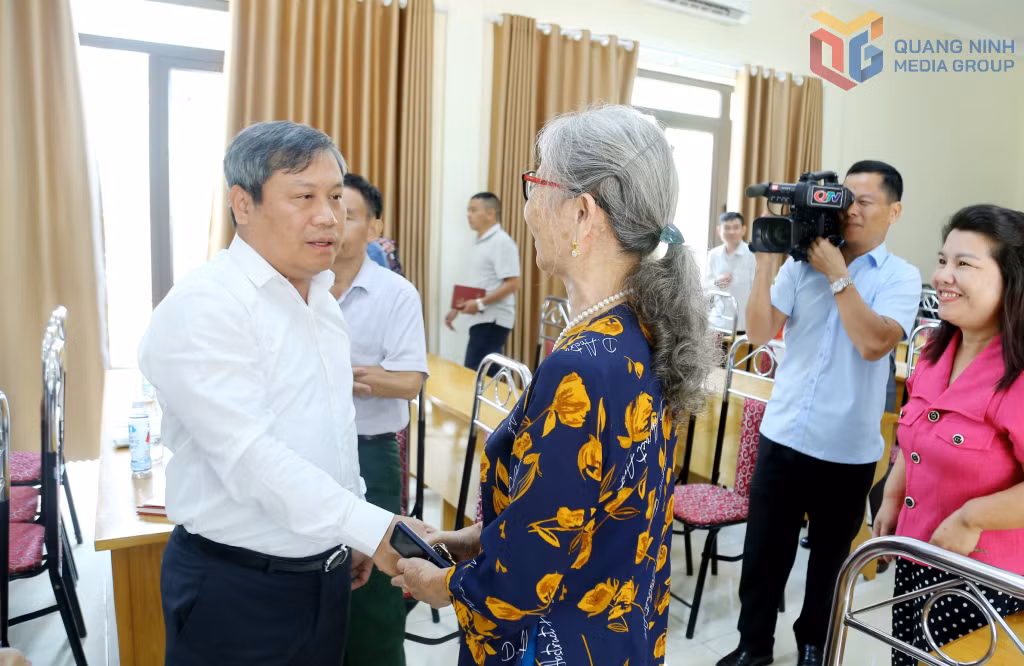 Đồng chí Bí thư Tỉnh ủy trò chuyện với đảng viên của chi bộ khu phố 5, phường Quang Hanh.