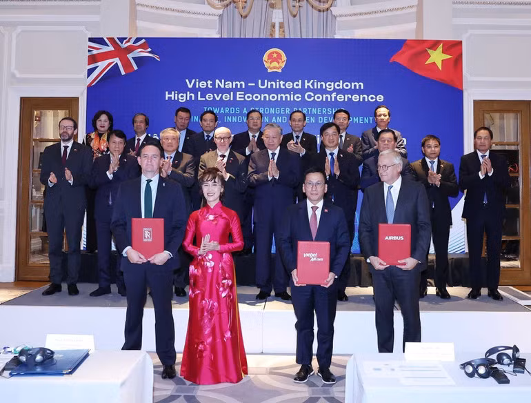 Lễ trao thỏa thuận hợp tác giữa các bộ, ngành, địa phương, doanh nghiệp hai nước trên nhiều lĩnh vực. (Ảnh: Thống Nhất/TTXVN)