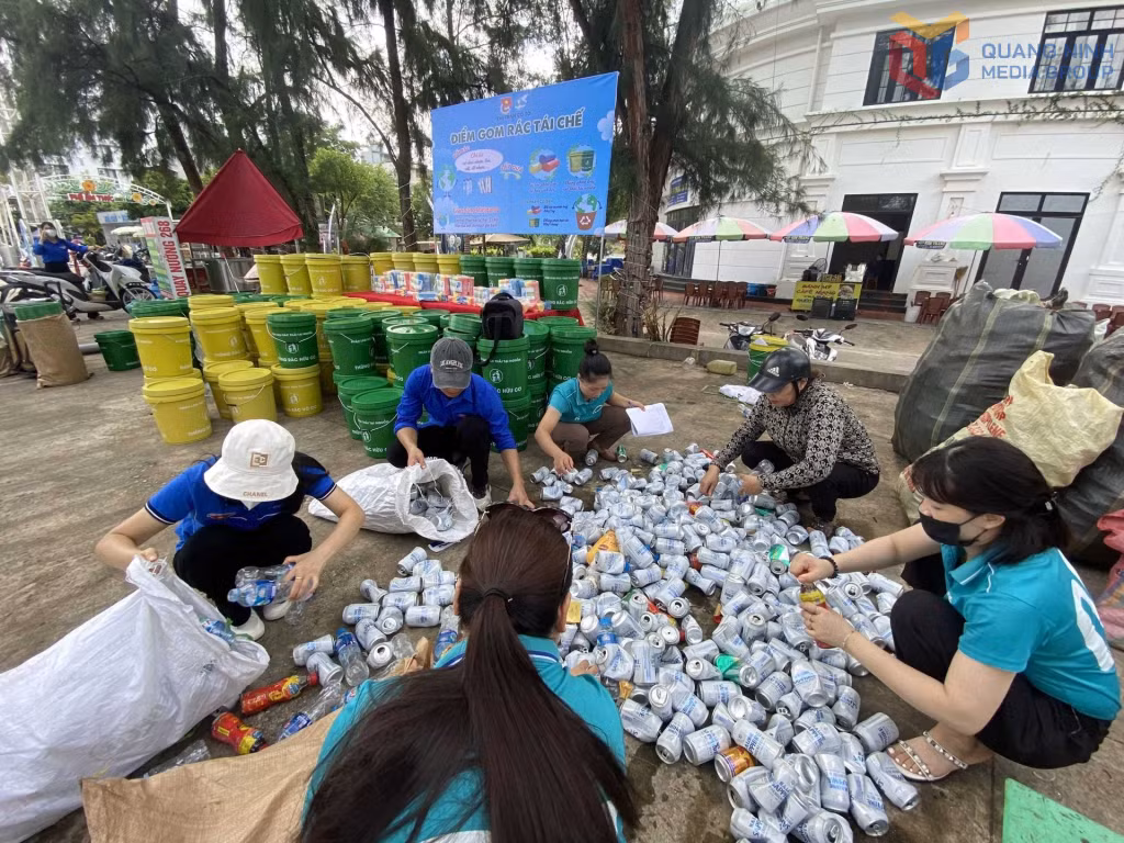 Hoạt động đổi rác thải tái chế để lấy quà là túi nilon phân hủy và thùng đựng rác phân loại được nhiều hộ gia đình sinh sống ở Đặc khu Cô Tô hưởng ứng.