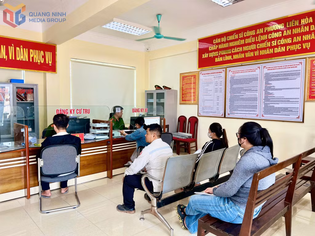 Công an phường Liên Hòa giải quyết thủ tục xác nhận cư trú cho công dân.