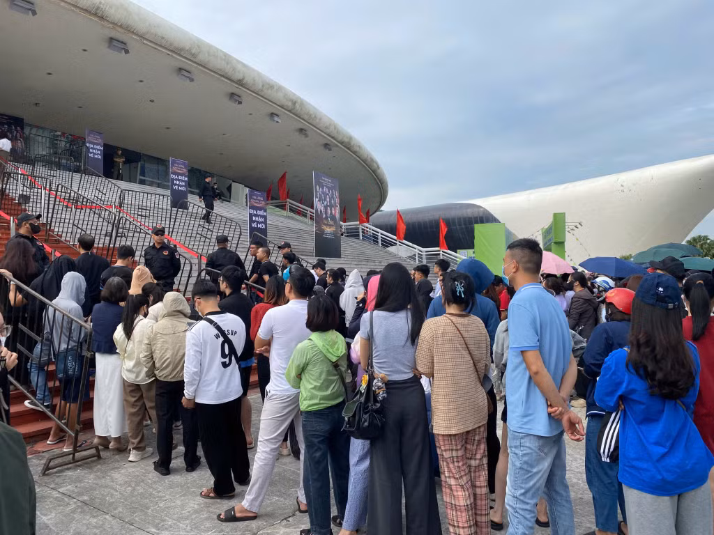 Người dân xếp hàng ngay ngắn để đổi vé.