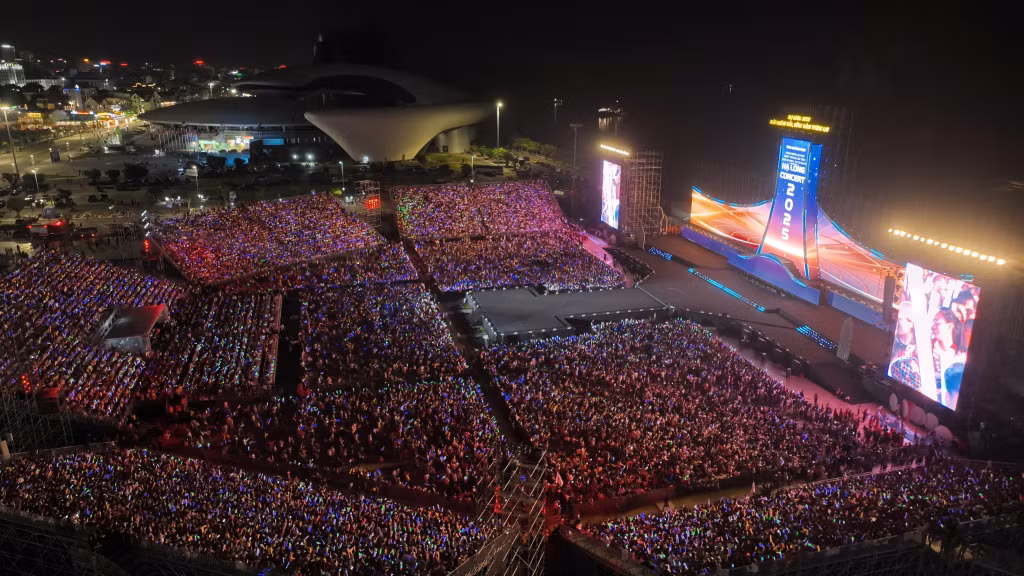Toàn cảnh sân khấu và khán đài có quy mô vô cùng hoành tráng của Đại nhạc hội Hạ Long Concert 2025.
