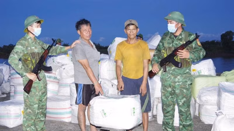 Lực lượng Bộ đội Biên phòng tỉnh Vĩnh Long bắt giữ hai phương tiện vận chuyển hàng hóa trái phép vào Việt Nam. (Ảnh: Trần Giỏi)
