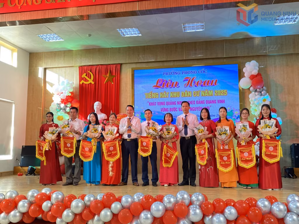 Ban Tổ chức trao cờ và hoa cho các đội tham dự liên hoan.