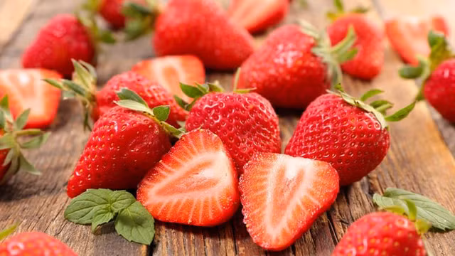 Dâu tây là nguồn cung cấp vitamin C tuyệt vời giúp làn da sáng khỏe.