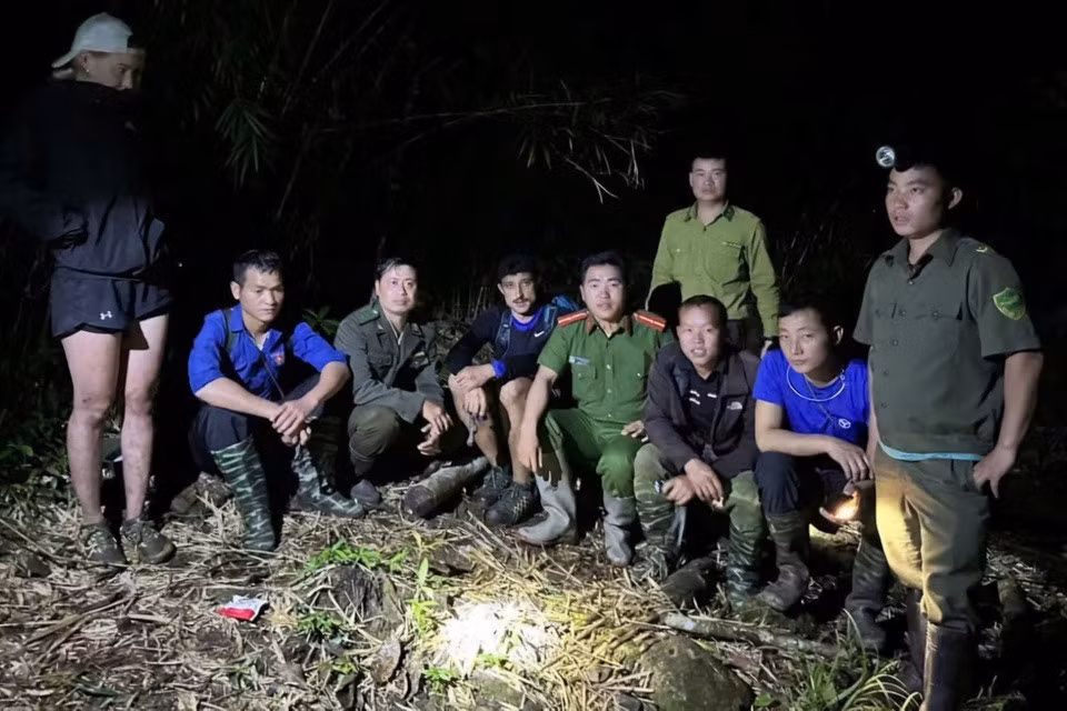 Lực lượng chức năng tìm thấy hai du khách nước ngoài lúc 23h ngày 17/10.