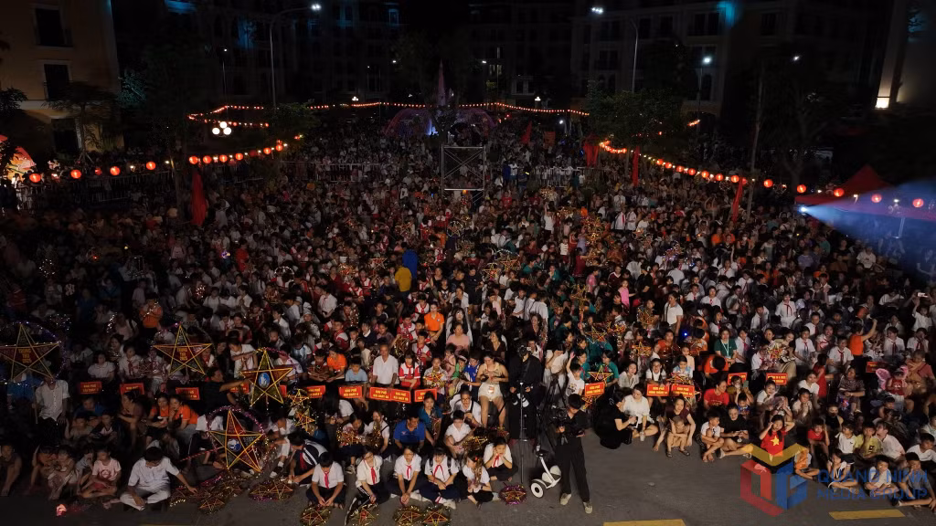 Lễ hội Trăng rằm – Thu Fest 2025 được tổ chức tại Hồ nhạc nước - Khu đô thị vịnh biển Halong Marina (phường Bãi Cháy) với sự tham gia của hàng nghìn các bạn nhỏ.