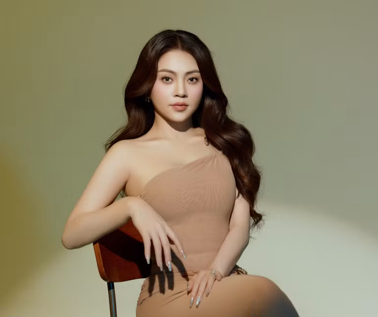 Khánh Thy từng đoạt Giải ba tại cuộc thi "Tiếng hát Hà Nội 2023"và hiện là ca sĩ có tên tuổi trong làng nhạc Việt Nam.