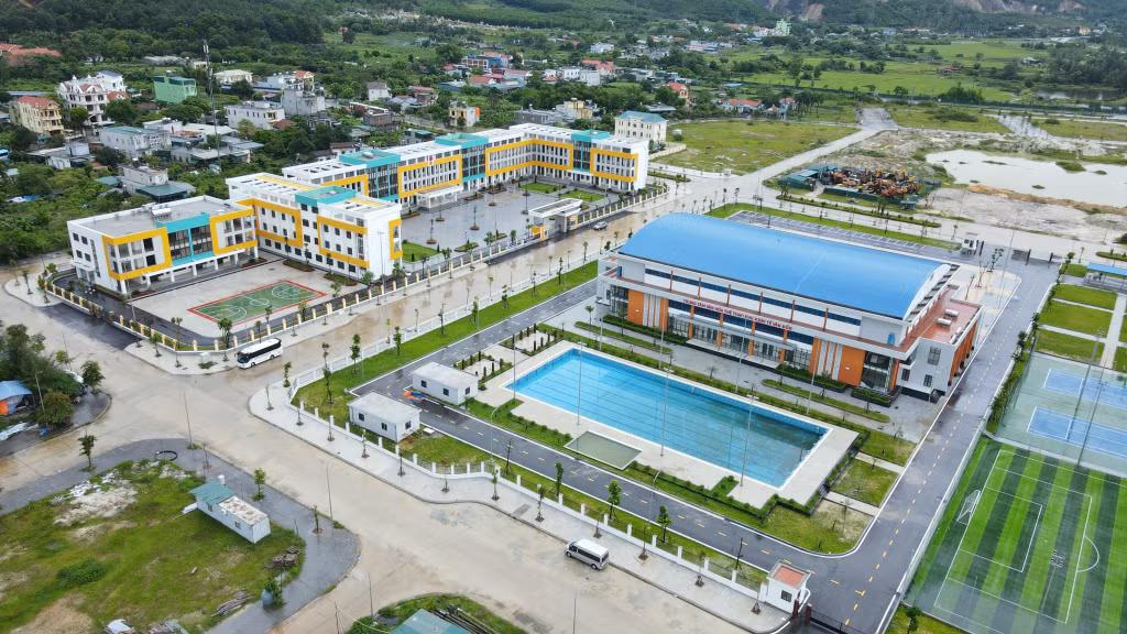 Trường Tiểu học Hạ Long 1 (xã Hạ Long, huyện Vân Đồn) được đầu tư theo mô hình trường chất lượng cao, là điểm nhấn trong phát triển đô thị tại địa phương.
