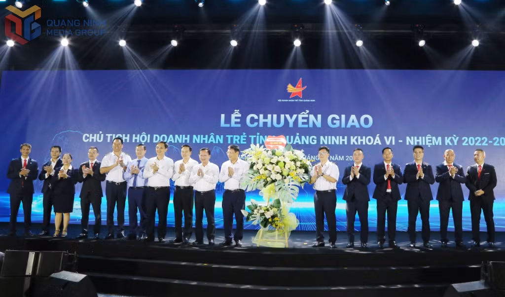 Lãnh đạo tỉnh và sở, ngành, đơn vị tặng hoa chúc mừng thường trực Hội Doanh nhân trẻ mới. 