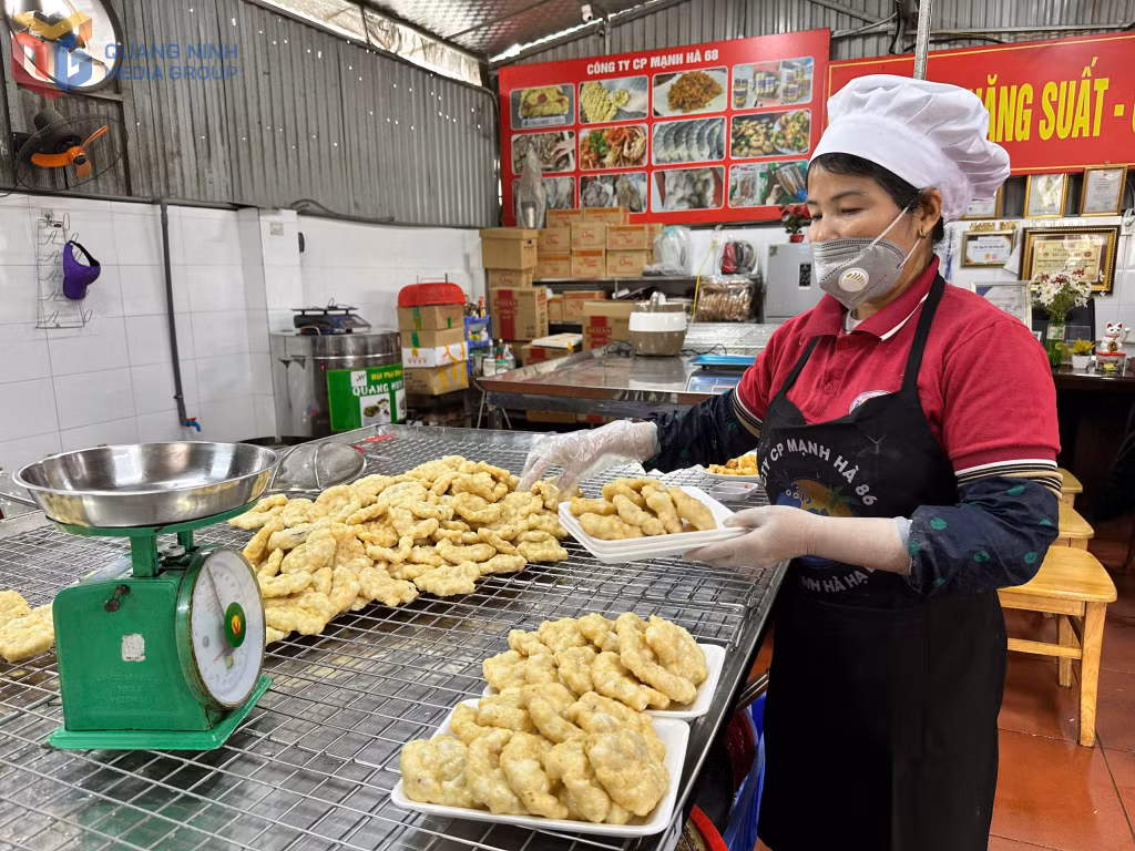 Chế biến sản phẩm chả mực tại cơ sở sản xuất Mạnh Hà, phường Cao Xanh.