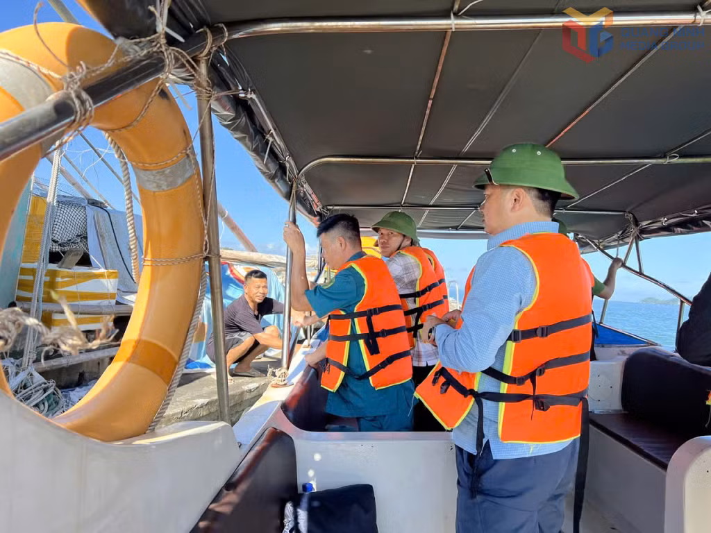 Xã Cái Chiên tuyên truyền và tổ chức cho ngư dân, chủ phương tiện tàu thuyền về nới tránh trú bão: Ảnh Thanh Trường