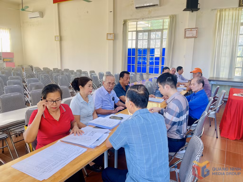 Lãnh đạo Phòng Kinh tế, hạ tầng và đô thị phường Bãi Cháy làm việc với khu phố Bãi Cháy 4 về việc thu thập hồ sơ của người dân liên quan đến triển khai chiến dịch.