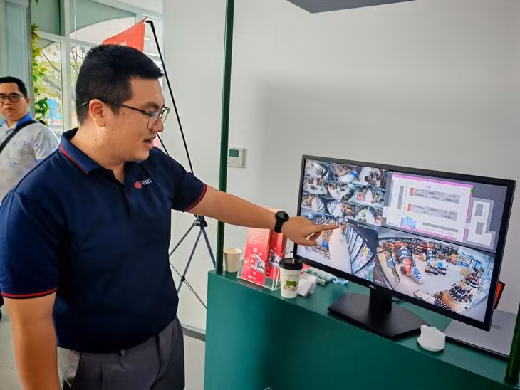 Ông Huỳnh Trọng Nghĩa, quản lý tài khoản khách hàng của Vizion, cho biết hệ thống AI của họ có thể giải mã hành vi mua sắm - Ảnh: ĐỖ QUANG