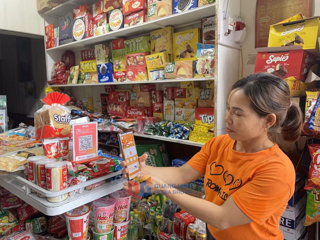 Thanh toán không dùng tiền mặt được người dân sử dụng rộng rãi trong mua sắm hàng hóa hằng ngày.