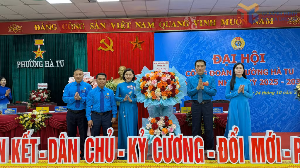 Đồng chí Tô Xuâ Thao, Chủ tịch LĐLĐ tỉnh tặng hoa chúc mừng Đại hội.