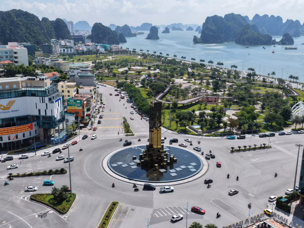 Những con đường khang trang, sạch đẹp không còn bóng dây điện bên bờ di sản Vịnh Hạ Long.