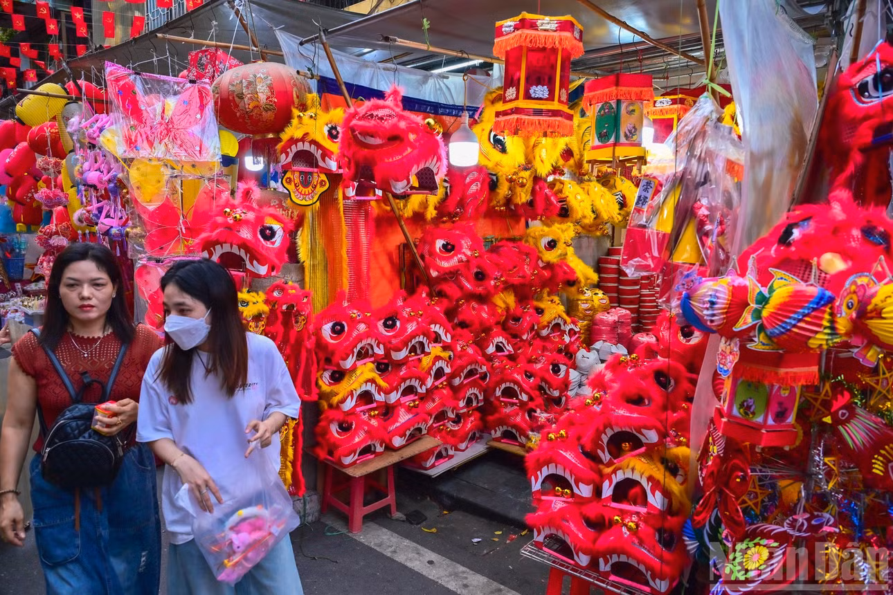 Đầu lân là một mặt hàng phổ biến trên phố Hàng Mã vào dịp Trung thu.