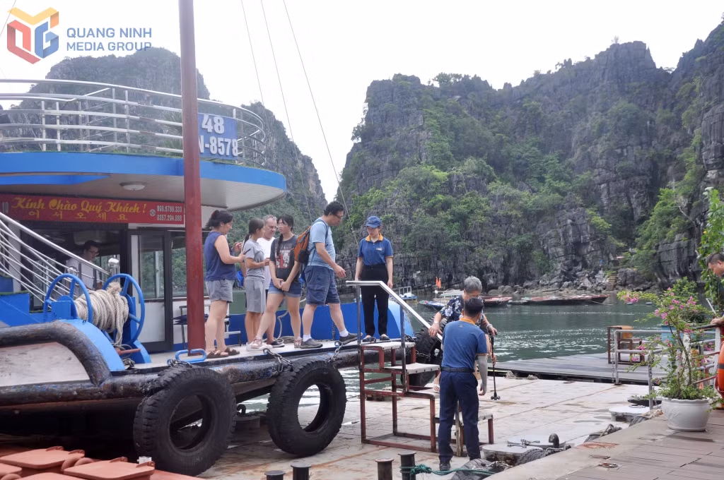 Các đoàn khách đến khu vực Vung Viêng thường không đông người.