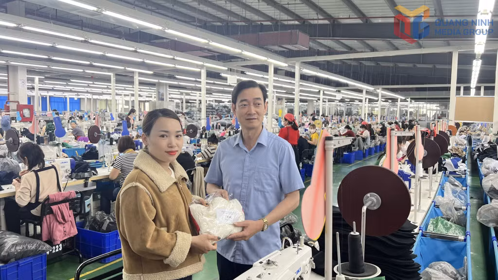 Lãnh đạo Công đoàn phường Việt Hưng tặng áo dài cho người lao động Công ty TNHH Dệt may Weili Việt Nam.