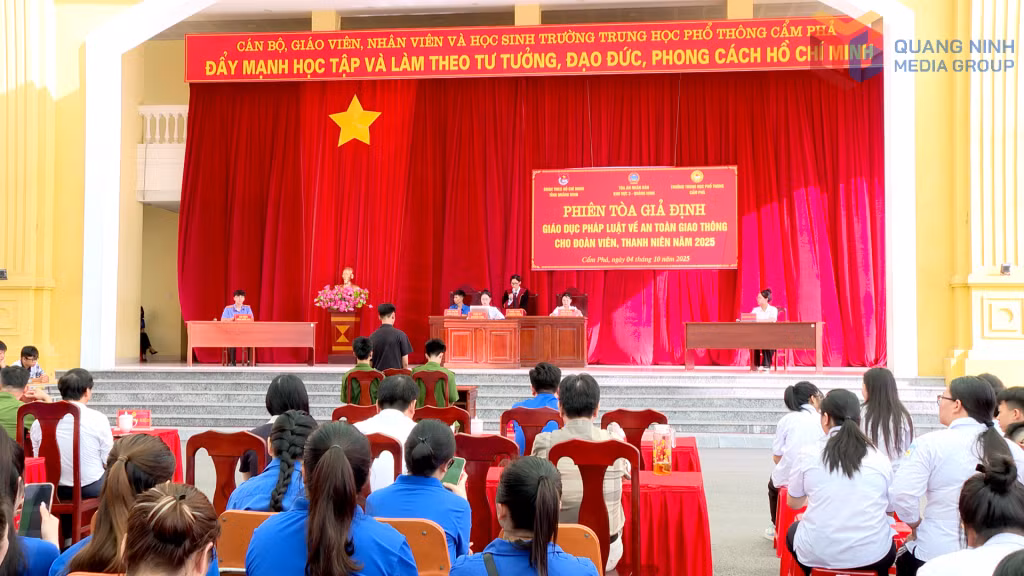 Toàn cảnh Phiên tòa giả định tại Trường THPT Cẩm Phả.