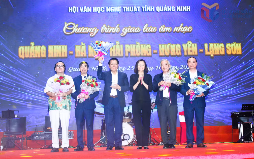Lãnh đạo Uỷ ban MTTQ tỉnh tặng hoa cho các đoàn.