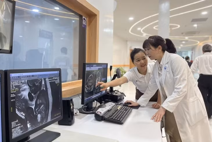 Hệ thống MRI 3.0 Tesla ứng dụng công nghệ AI tiên tiến, hỗ trợ bác sĩ Bệnh viện Từ Dũ phát hiện chính xác các bệnh lý phức tạp, kể cả từ giai đoạn bào thai - Ảnh: X.MAI
