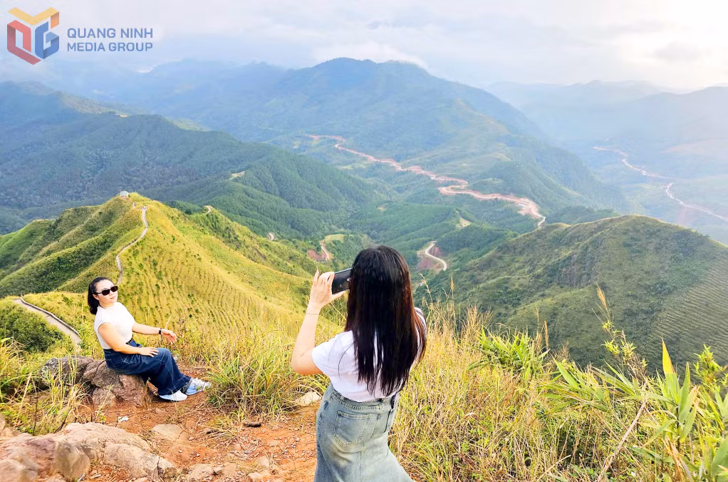 "Sống lưng khủng long" và nhiều cảnh quan kỳ vỹ, đậm sắc màu văn hóa, là điểm đặc sắc thu hút nhiều du khách.