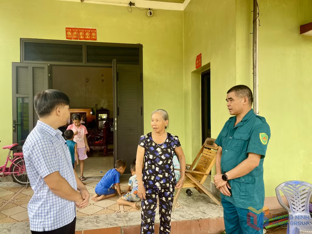 Lãnh đạo xã Hoành Mô vận động người dân thôn Loòng Vài gia cố nhà cửa, khơi thông rãnh nước.