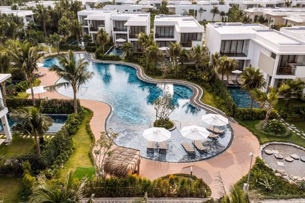 Khu nghỉ dưỡng 5 sao Angsana &amp; Dhawa Hồ Tràm nằm trên bờ biển Hồ Tràm dài 280m, thuộc địa phận xã Xuyên Mộc, cách TP HCM khoảng 2 giờ lái xe. Quy mô 162 phòng khách sạn, 52 căn biệt thự diện tích tới 100m2 có thiết kế sang trọng, hòa quyện giữa yếu tố thiên nhiên và hiện đại.