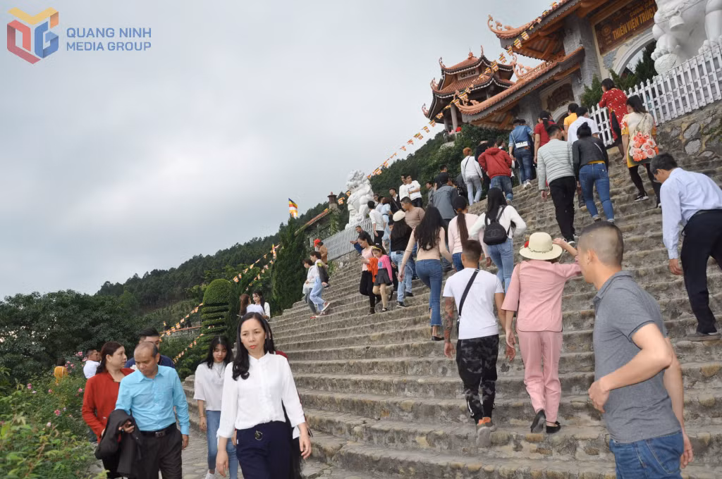 Du khách tham quan tại chùa Cái Bầu (Đặc khu Vân Đồn) - ngôi chùa được xây dựng trên núi và hướng ra vịnh Bái Tử Long.