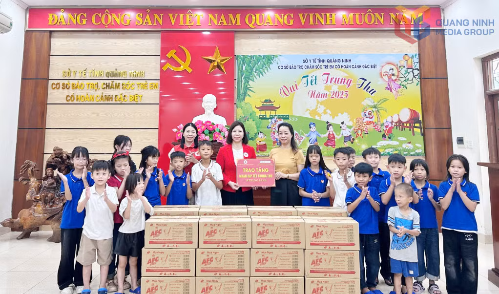 Hội Chữ thập đỏ tỉnh thay mặt Foodbank trao các thùng quà cho Cơ sở bảo trợ, chăm sóc trẻ em có hoàn cảnh đặc biệt tỉnh tổ chức Trung thu các các em đang chăm sóc, nuôi dưỡng tại đây. 