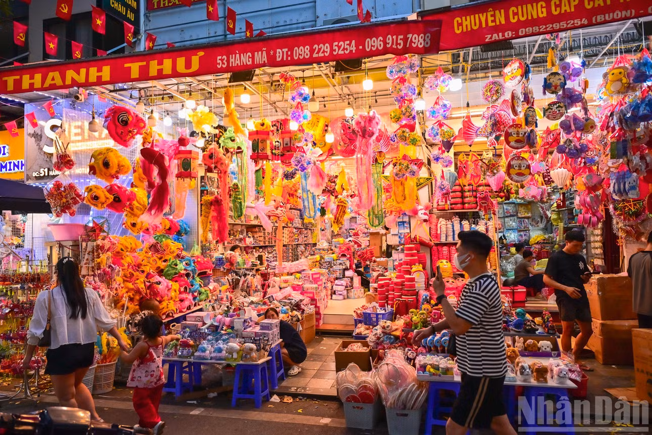 Các chủ cửa hàng dịp này đầu tư trang trí mặt tiền để hút khách.