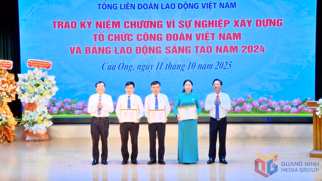 Nhiều tập thế, cá nhân được Công ty Tuyển than Cửa Ông khen thưởng tại Hội nghị. 