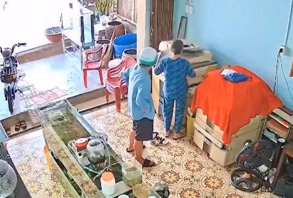 Camera ghi lại thời điểm xảy ra vụ giật dây chuyền. Ảnh: Phạm Duy