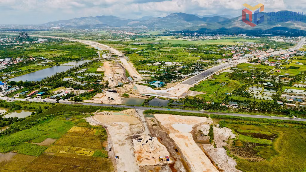 Đường ven sông kết nối cao tốc Hạ Long - Hải Phòng đến Đông Triều đang gặp khó khăn về nguồn vật liệu san lấp.