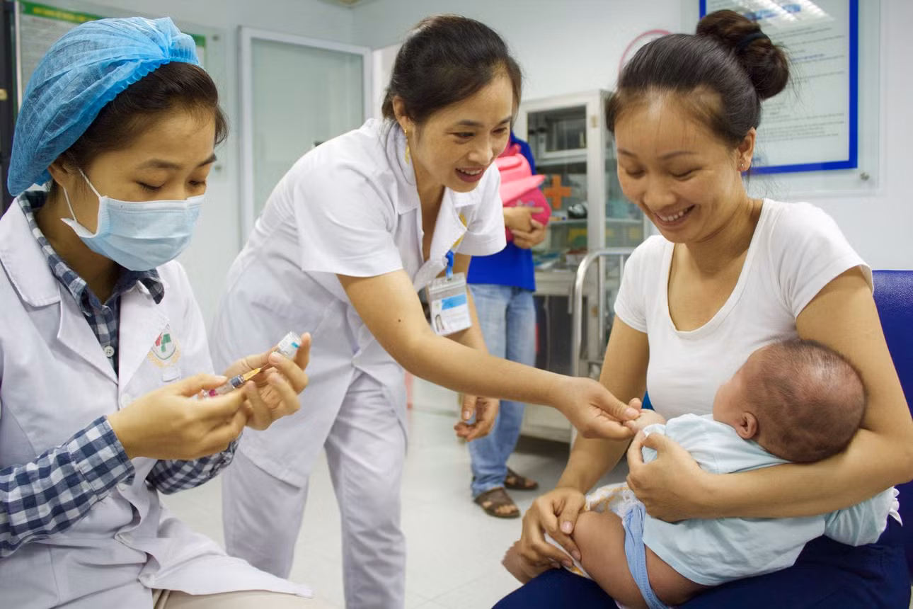 Để phòng chống dịch bệnh, Bộ Y tế đề nghị ngành y tế các tỉnh, thành phố chú trọng truyền thông về việc đưa trẻ đi tiêm chủng đúng lịch, vận động người dân chủ động tiêm vắc xin...